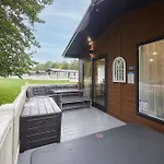 Happy Days With Hot Tub Holiday home