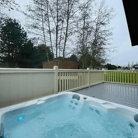 Happy Days With Hot Tub *