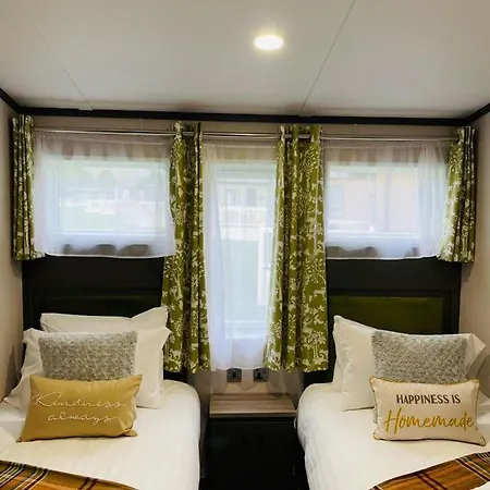 Happy Days With Hot Tub *